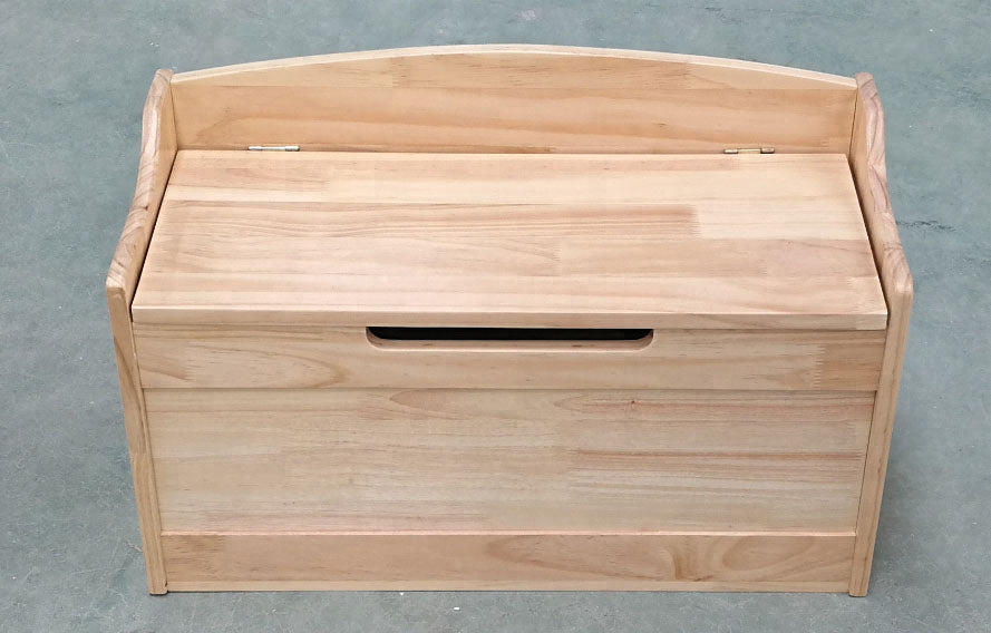 Cassapanca in legno massello di pino dalla finitura grezza con doppia chiusura rallentata cm 80x50x60h