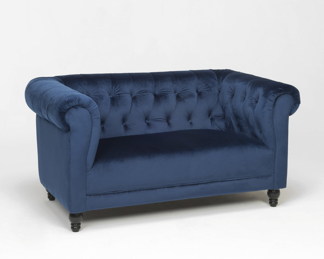 Divano biposto classico rivestito in velluto con lavorazione capitonnè cm 150x87x82h - vari colori