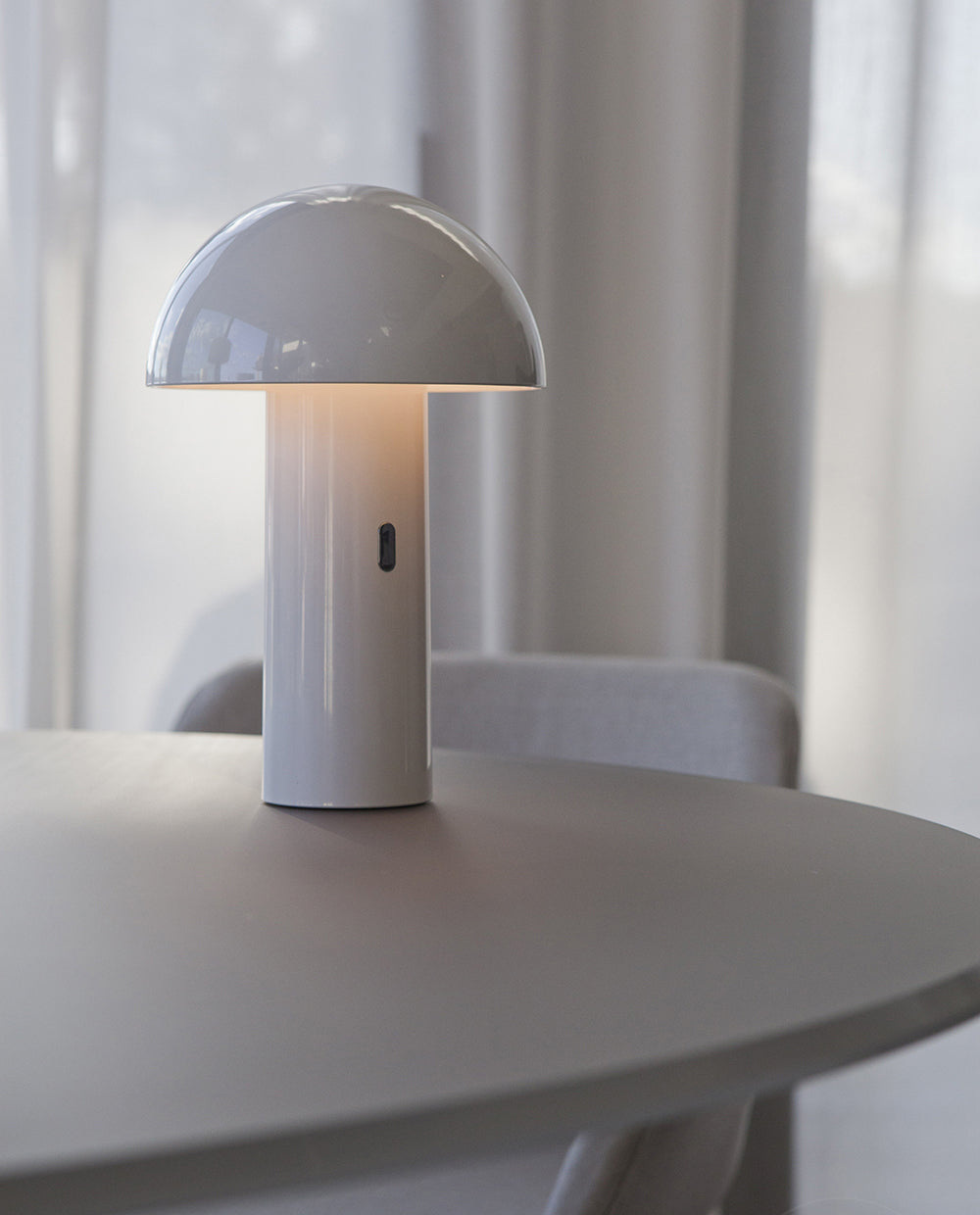 Lampada moderna da tavolo in policarbonato colore bianco cm Ø 16x22h - immagine 2