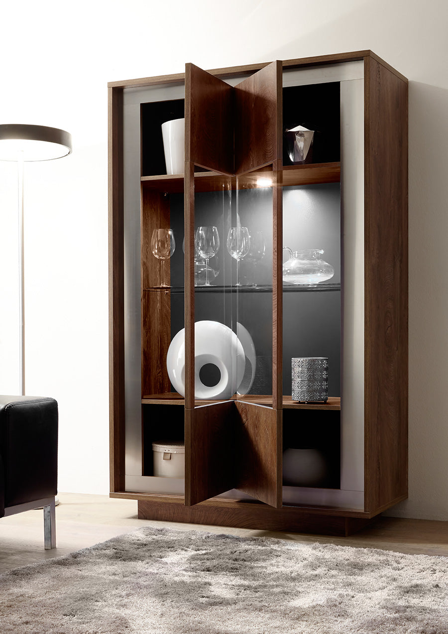 Asmara - Vetrina moderna finitura rovere cognac con mensola in vetro cm 106x50x171h - immagine 2