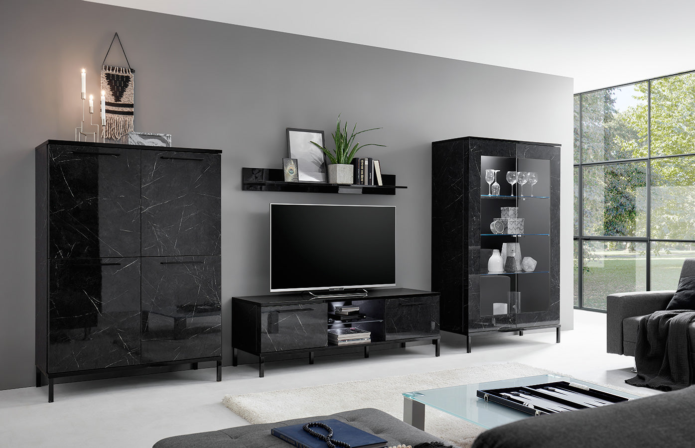 Lisburn - Set mobili salotto con porta tv vetrina e credenza finitura marmo nero lucido