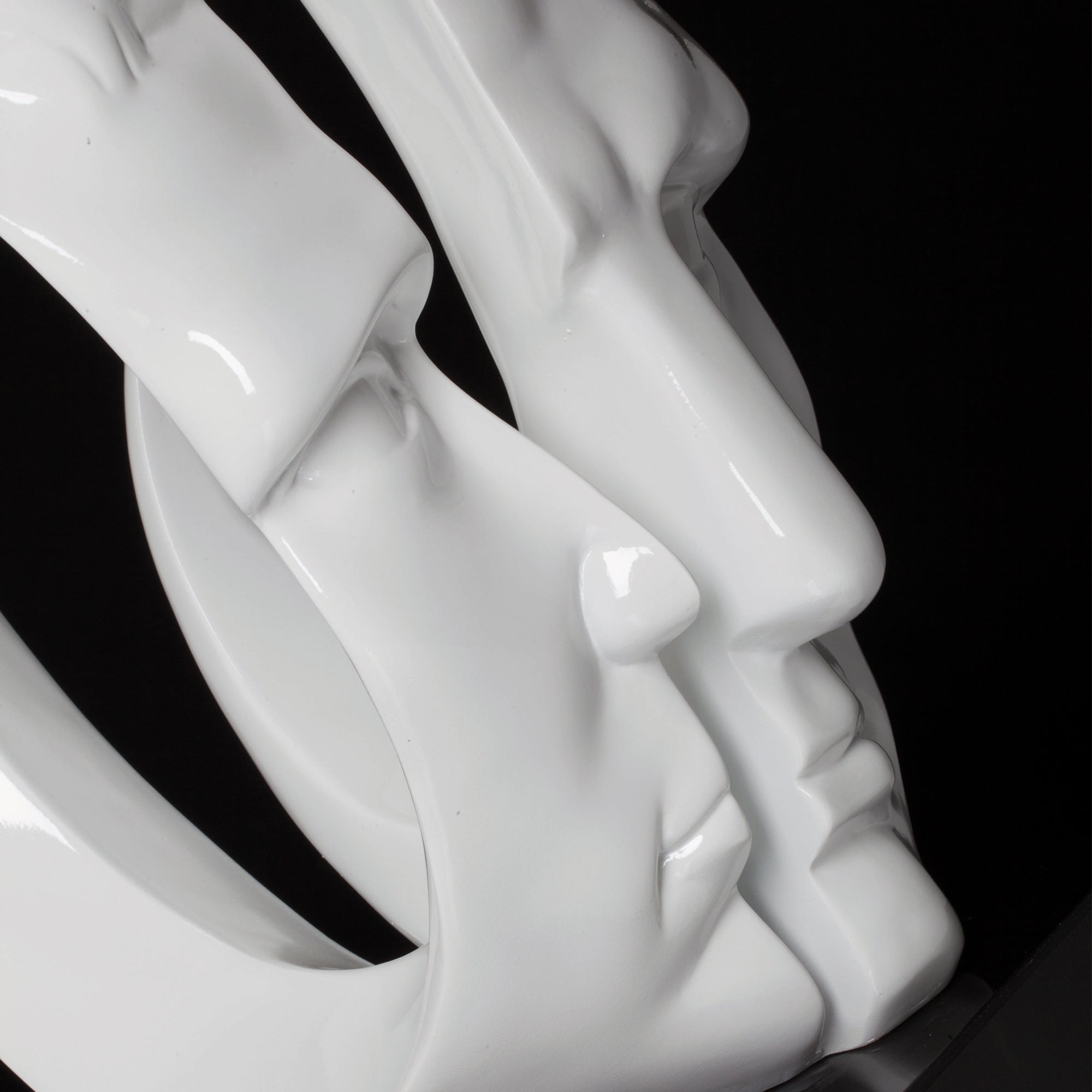 White Man - Scultura bianca in poliresina con base in marmo nero cm 35x26x48h - immagine 2