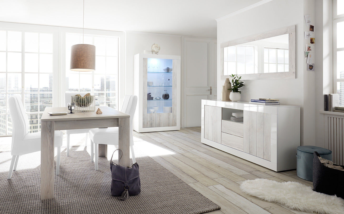 Taylors - Sala pranzo contemporanea con vetrina madia e tavolo - vari colori