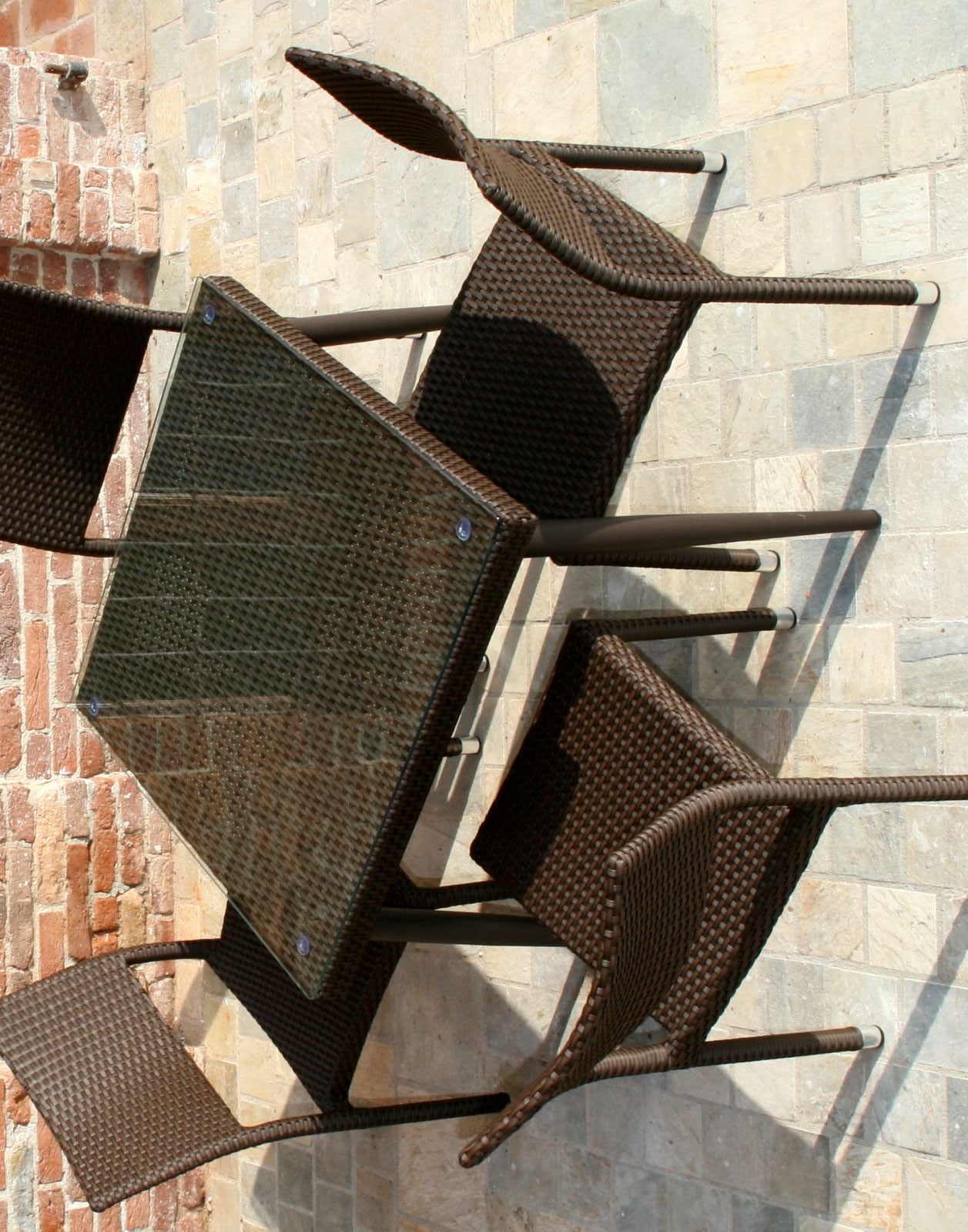 Tavolo da giardino color noce in polyrattan e vetro cm 90x90x77h - immagine 2