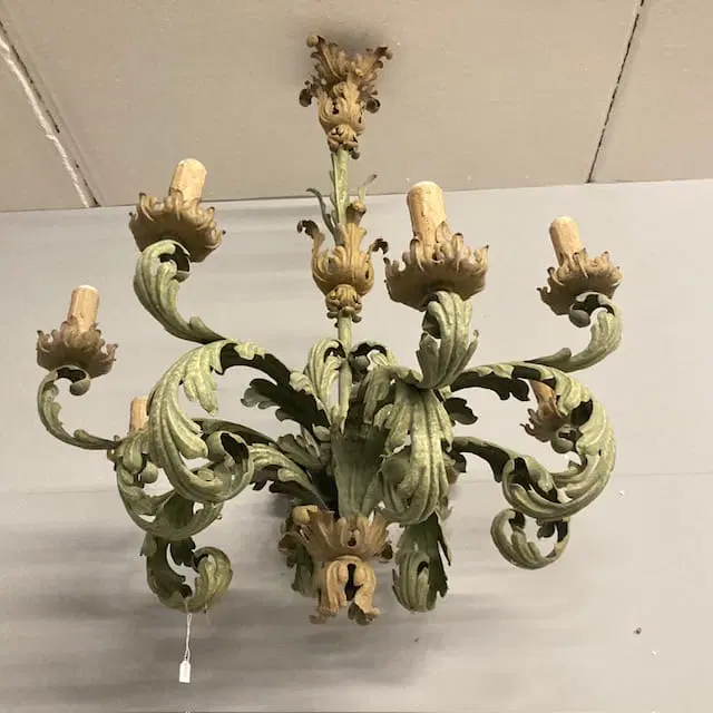 Antico lampadario ferro battuto Chandelier a 8 luci . Epoca fine 800 , dipinto. Mis :H 108 dia 95