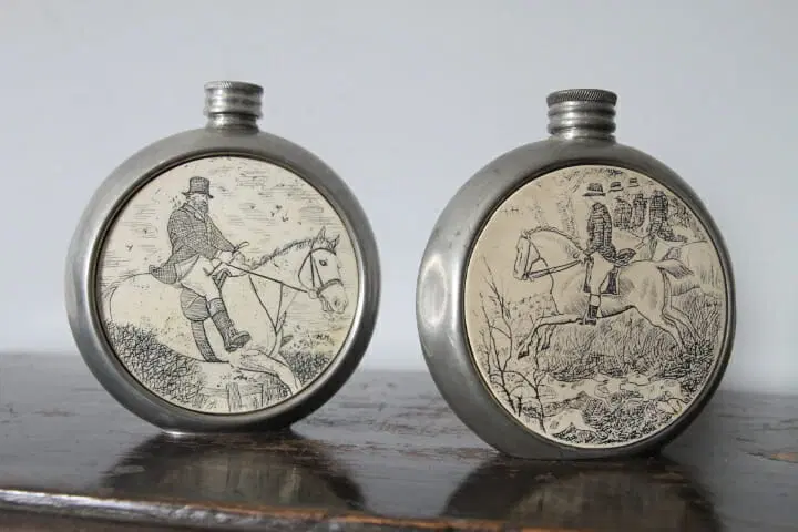 Coppia di antichi porta liquori inglesi XIX sec in argento Sheffield e disegni incisi