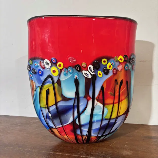 Vaso strepitoso vetro Murano lavorazione incamiciata e a Murrine Millefiori . Anni 70 Grandi dimensioni . H 35 L 33