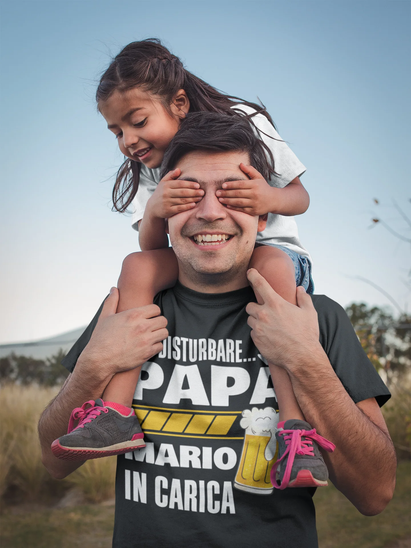 Maglietta Papà Personalizzabile T-Shirt Festa del Papà Non disturbare Papà in carica Birra personalizzata con nome regalo papà - immagine 3