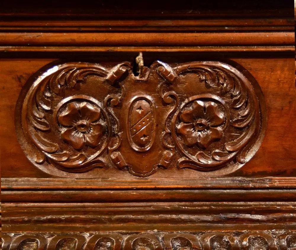 Cassapanca in legno di noce, Nord Italia (Bergamo) Seicento - immagine 8