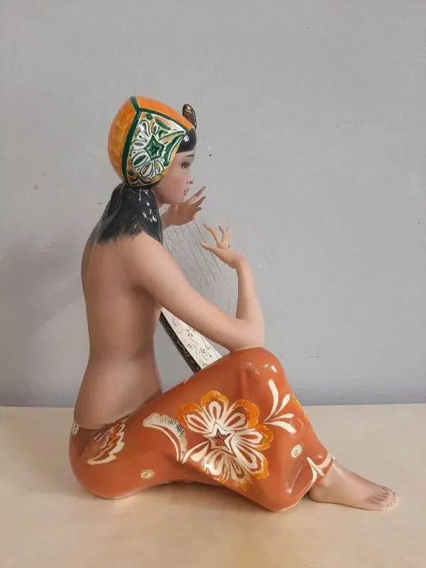 CERAMICA LA DONATELLA “RAMAYAMA” FIGURA DI DONNA INDIANA CON ARPA STILE LENCI - immagine 6
