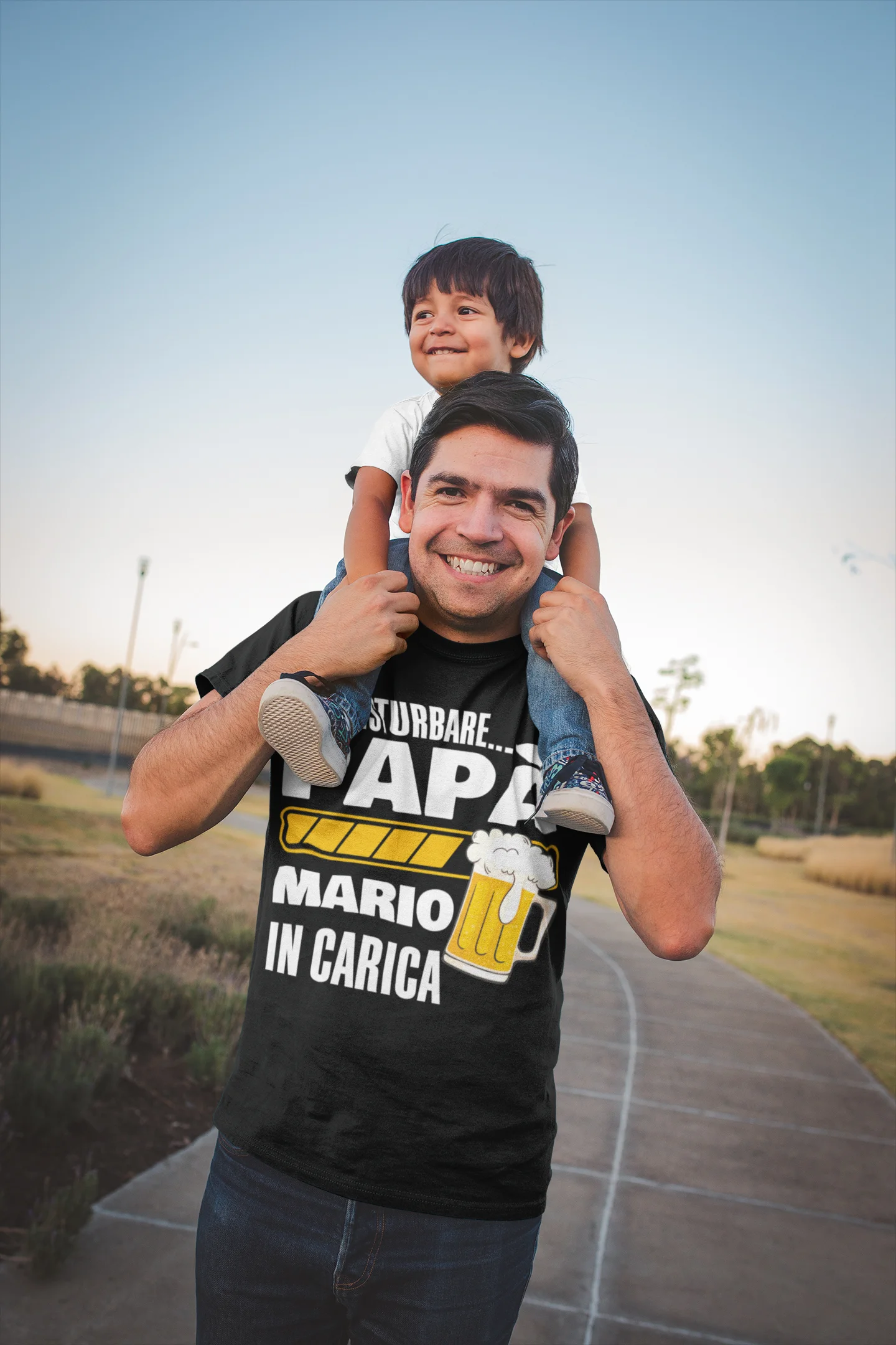 Maglietta Papà Personalizzabile T-Shirt Festa del Papà Non disturbare Papà in carica Birra personalizzata con nome regalo papà - immagine 4