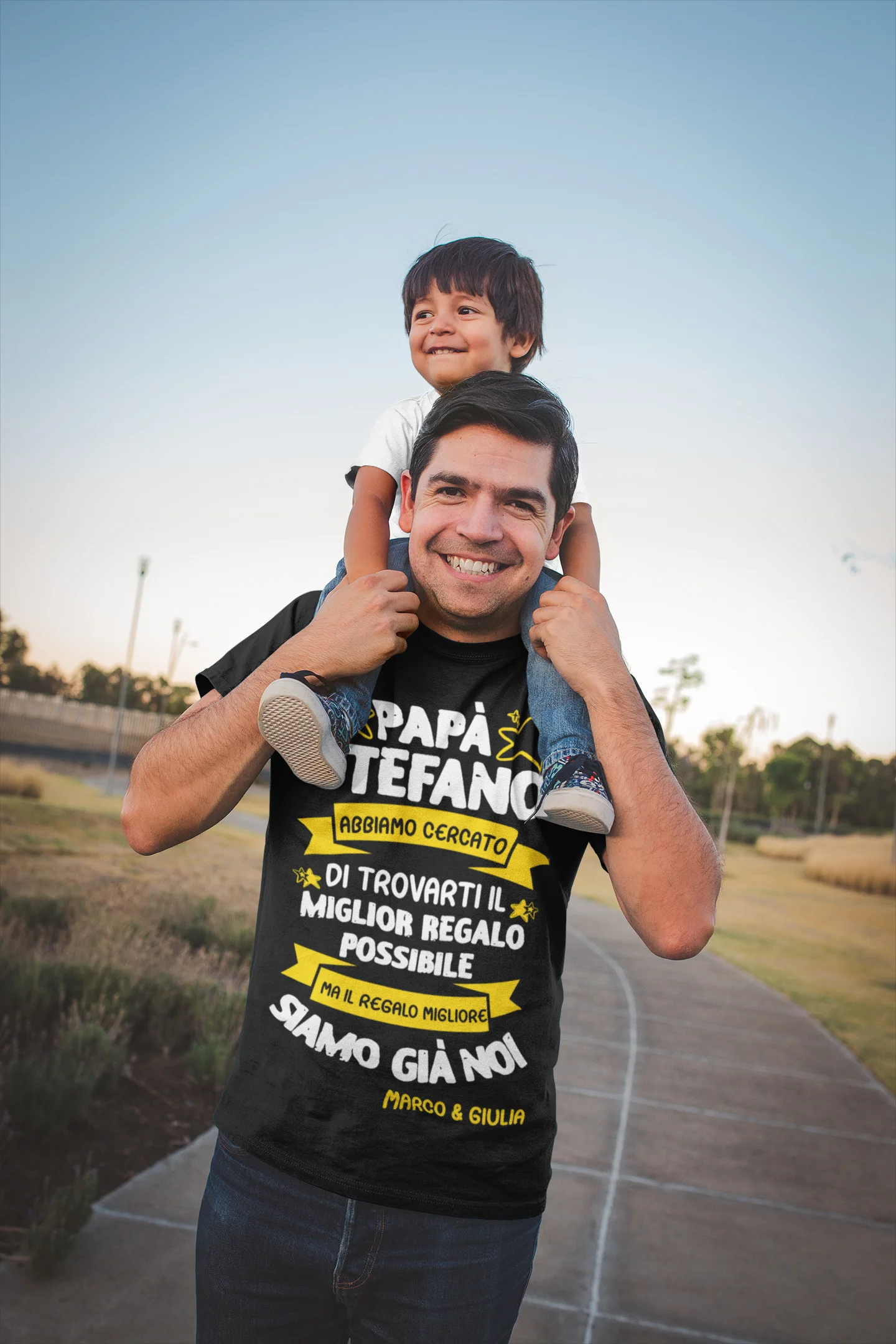 Maglietta Papà Personalizzabile T-Shirt Festa del Papà Abbiamo trovato il miglior regalo possibile, ma il regalo migliore siamo già noi personalizzata con nome regalo papà - immagine 4