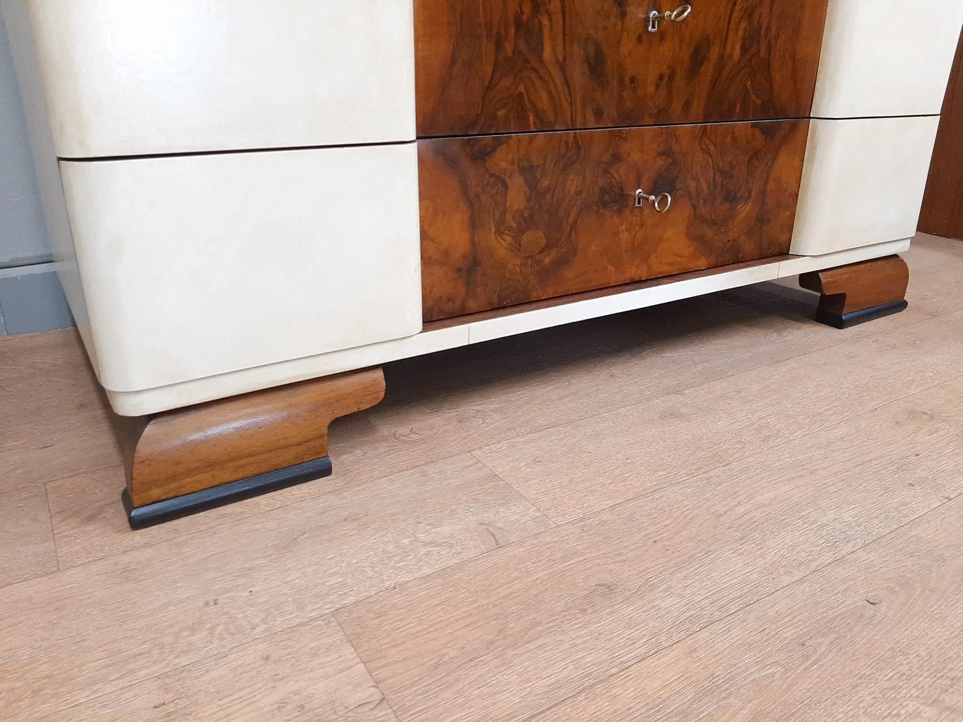 BEL COMO’ ART DECO’ IN RADICA DI NOCE E PERGAMENA, ANNO 1930-40, RESTAURATO - immagine 3