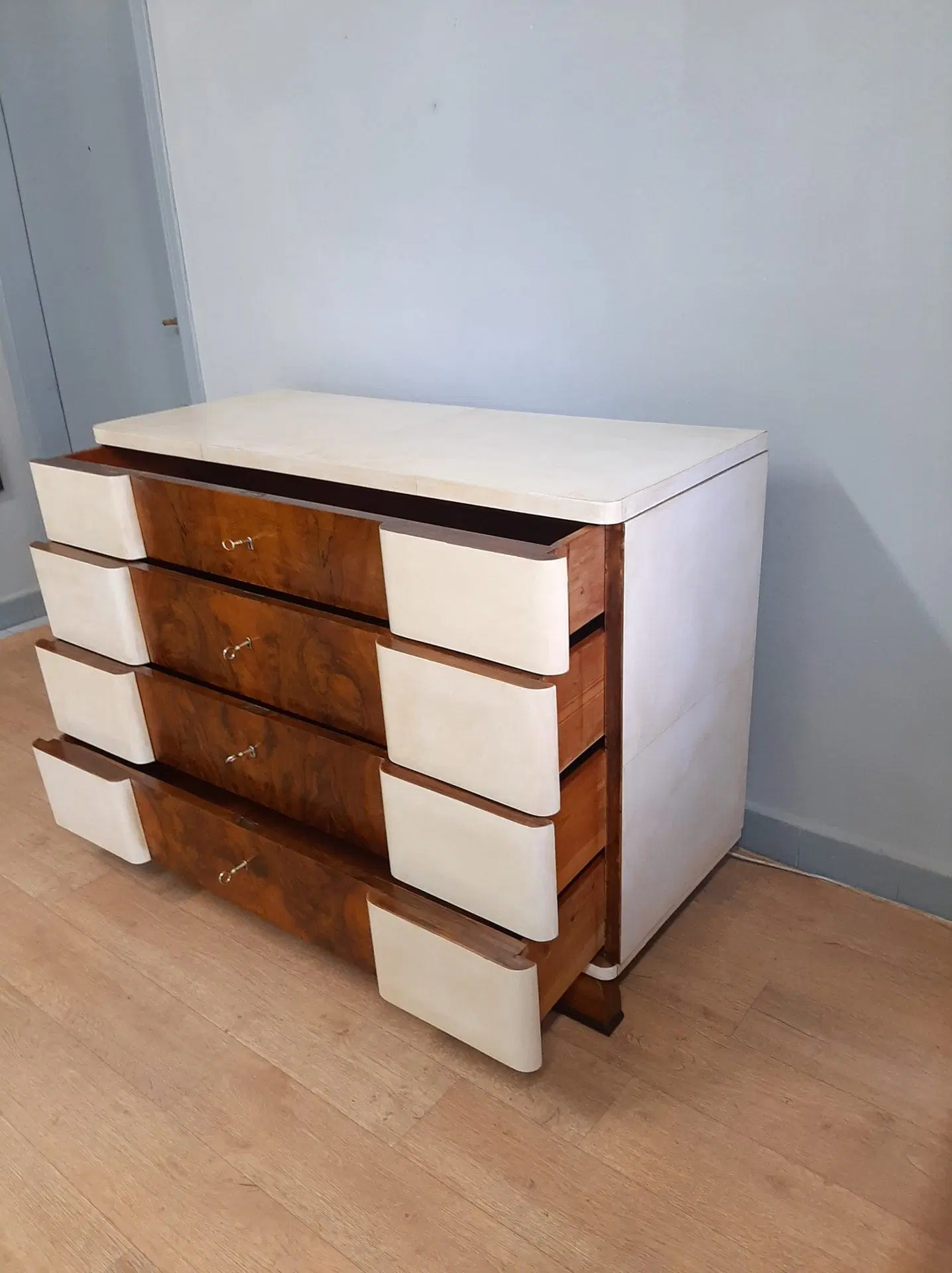 BEL COMO’ ART DECO’ IN RADICA DI NOCE E PERGAMENA, ANNO 1930-40, RESTAURATO - immagine 4