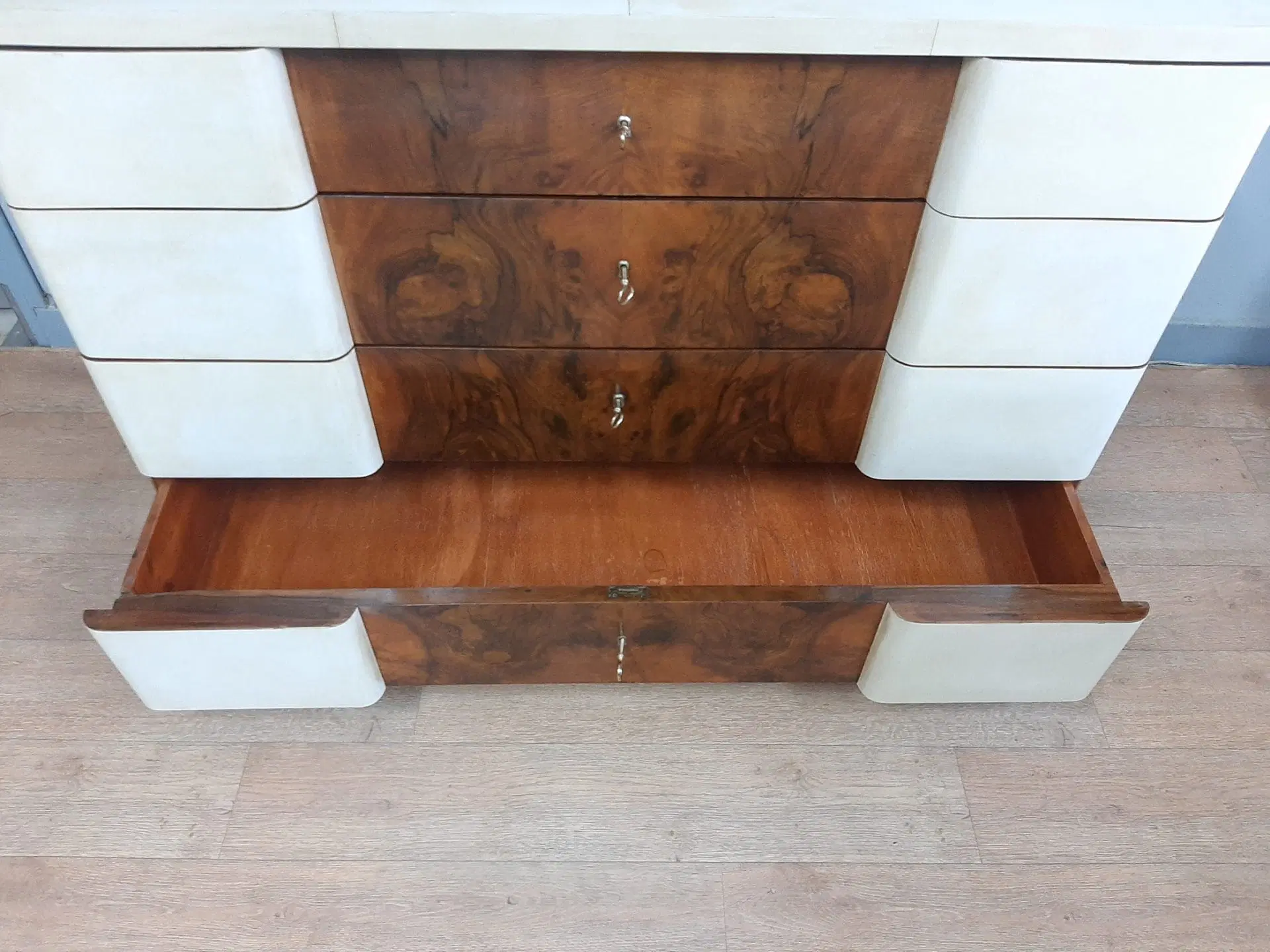 BEL COMO’ ART DECO’ IN RADICA DI NOCE E PERGAMENA, ANNO 1930-40, RESTAURATO - immagine 6