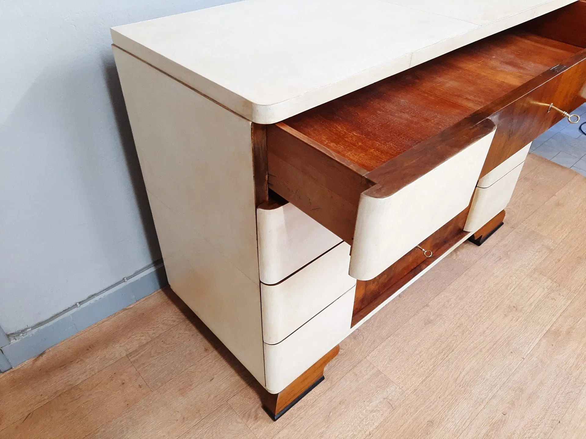 BEL COMO’ ART DECO’ IN RADICA DI NOCE E PERGAMENA, ANNO 1930-40, RESTAURATO - immagine 7