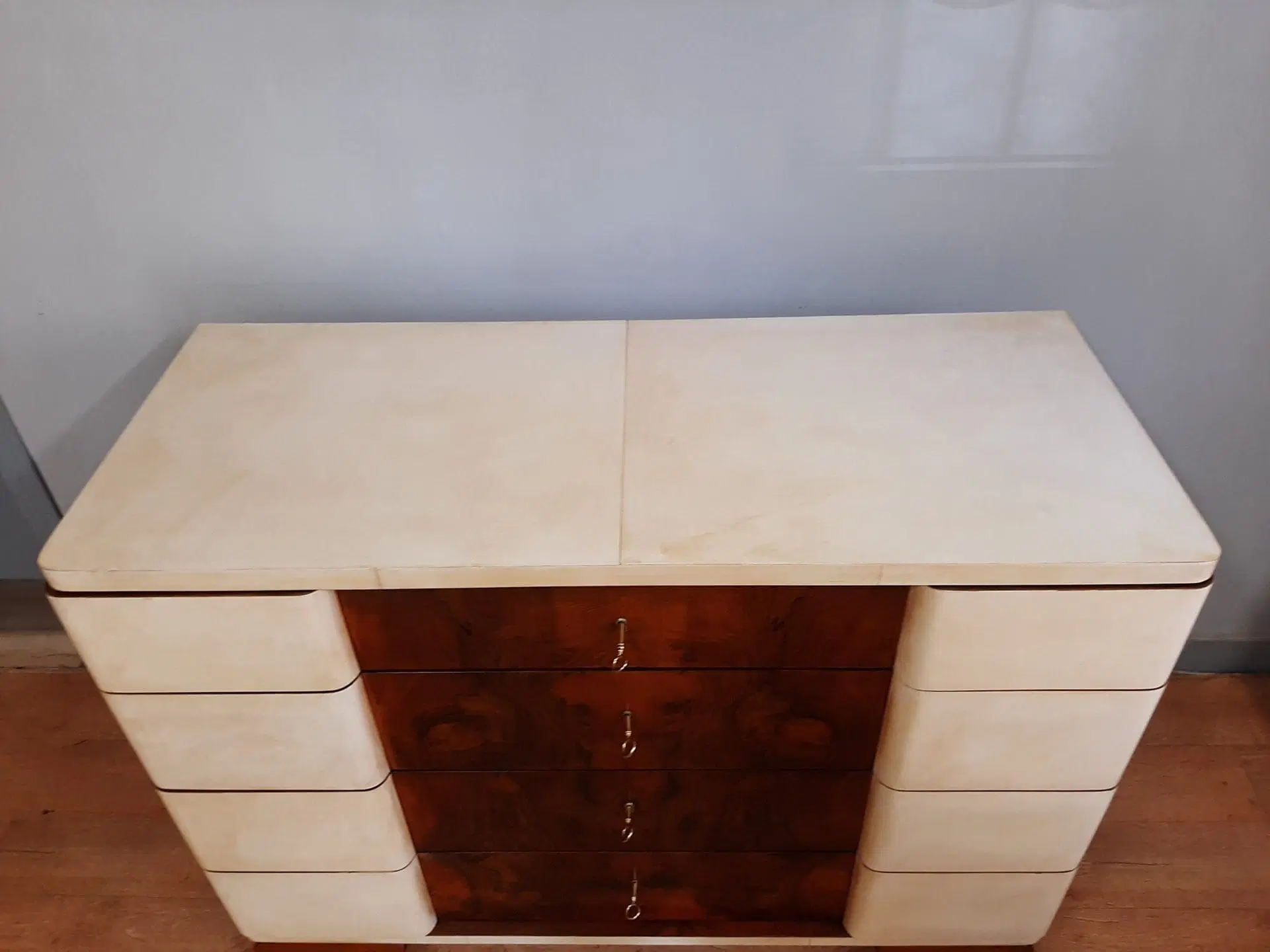 BEL COMO’ ART DECO’ IN RADICA DI NOCE E PERGAMENA, ANNO 1930-40, RESTAURATO - immagine 8