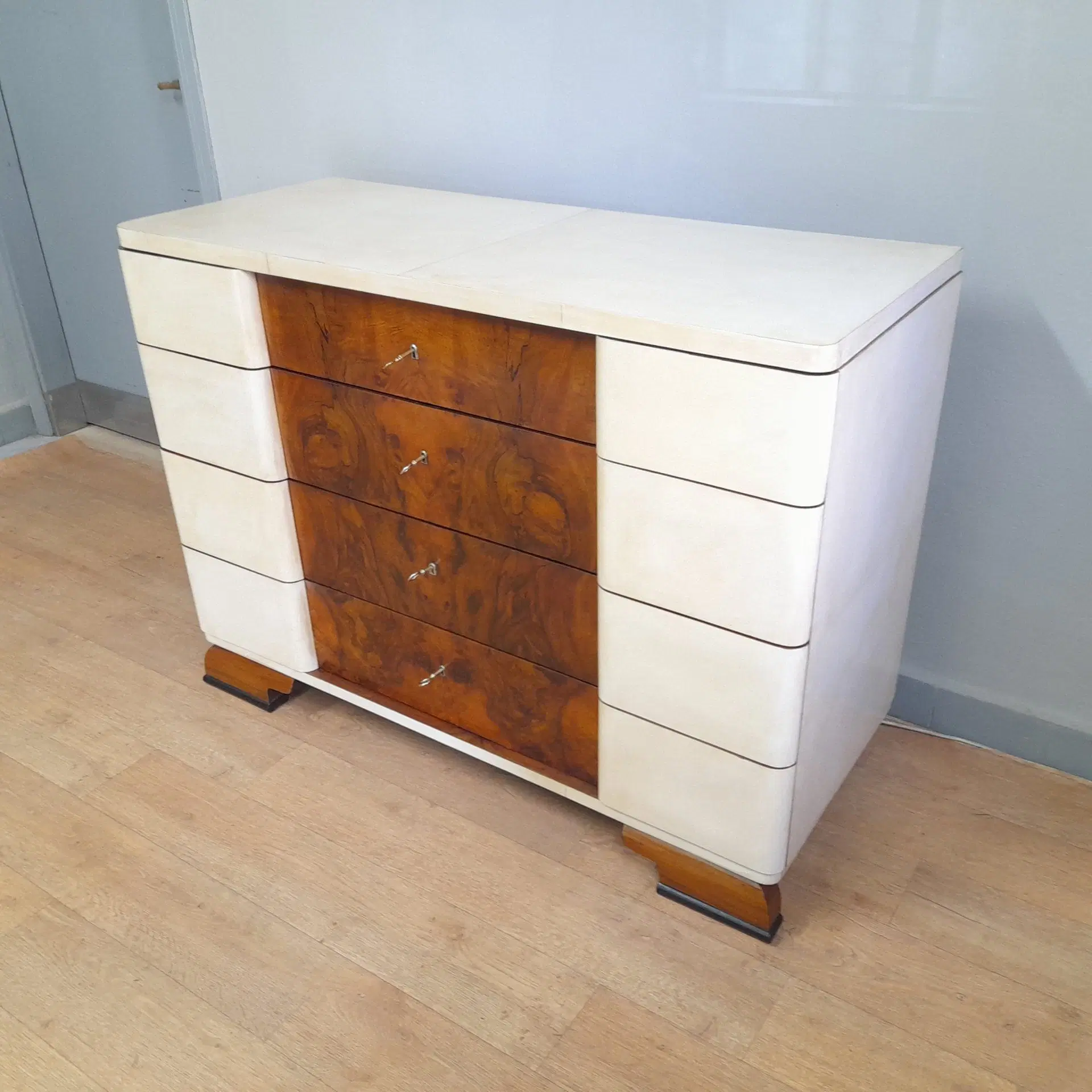 BEL COMO’ ART DECO’ IN RADICA DI NOCE E PERGAMENA, ANNO 1930-40, RESTAURATO - immagine 9