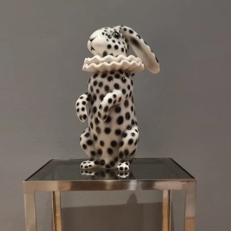 Coniglio in ceramica dipinta con orecchie basse vestito di Pierrot - immagine 2