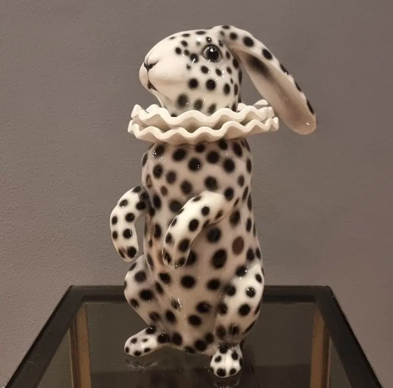 Coniglio in ceramica dipinta con orecchie basse vestito di Pierrot - immagine 3