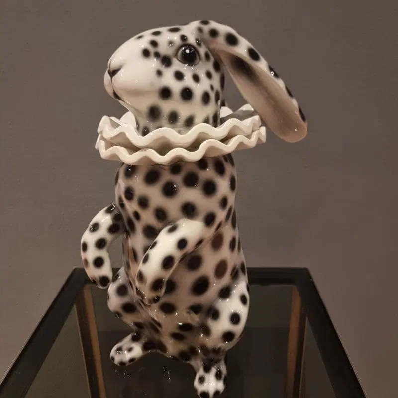 Coniglio in ceramica dipinta con orecchie basse vestito di Pierrot - immagine 4