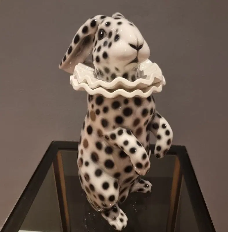 Coniglio in ceramica dipinta con orecchie basse vestito di Pierrot - immagine 6