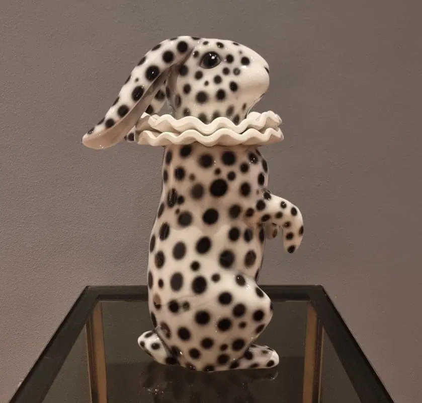 Coniglio in ceramica dipinta con orecchie basse vestito di Pierrot - immagine 7