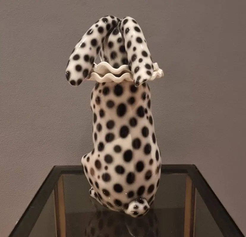 Coniglio in ceramica dipinta con orecchie basse vestito di Pierrot - immagine 8