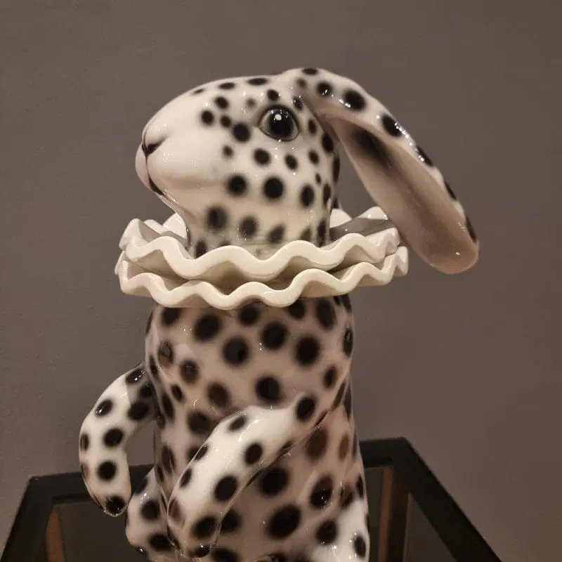 Coniglio in ceramica dipinta con orecchie basse vestito di Pierrot - immagine 9