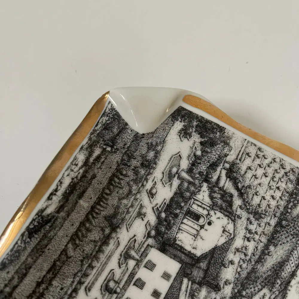 FORNASETTI, posacenere Abbazia Ardenghesca, ceramica decorata - immagine 6