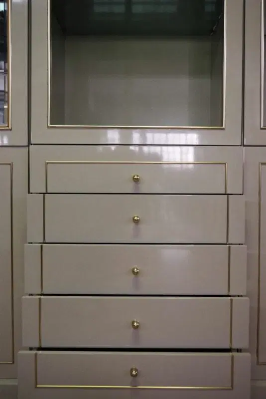 Vetrine laccate in legno, vetro e ottone di Mario Sabot, anni 1970, set di 4 - immagine 6