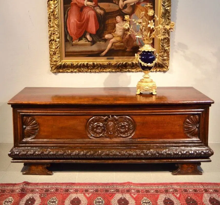 Cassapanca in legno di noce, Nord Italia (Bergamo) Seicento