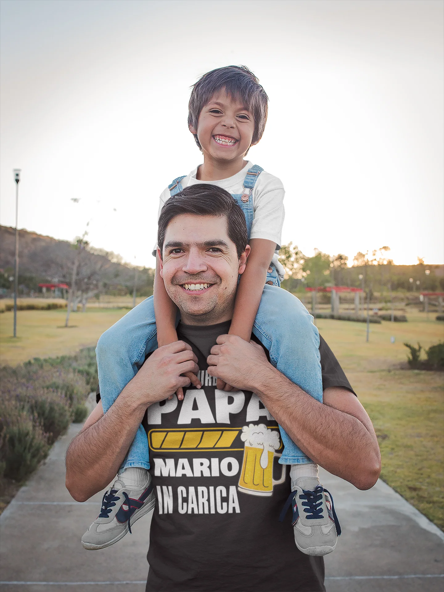 Maglietta Papà Personalizzabile T-Shirt Festa del Papà Non disturbare Papà in carica Birra personalizzata con nome regalo papà - immagine 5