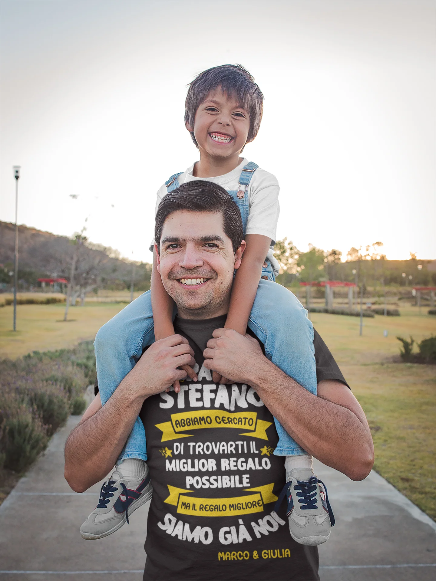 Maglietta Papà Personalizzabile T-Shirt Festa del Papà Abbiamo trovato il miglior regalo possibile, ma il regalo migliore siamo già noi personalizzata con nome regalo papà - immagine 5