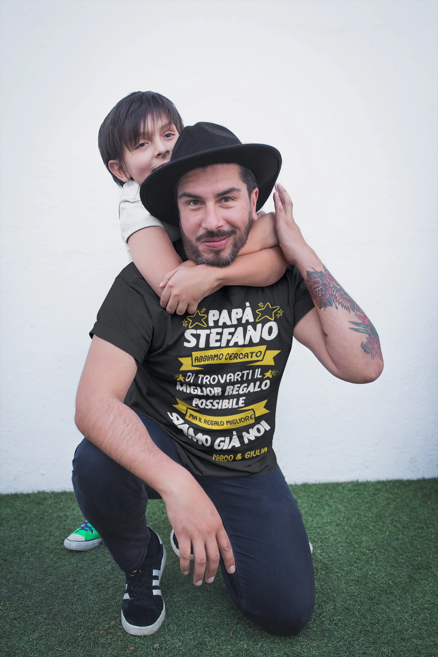 Maglietta Papà Personalizzabile T-Shirt Festa del Papà Abbiamo trovato il miglior regalo possibile, ma il regalo migliore siamo già noi personalizzata con nome regalo papà - immagine 6
