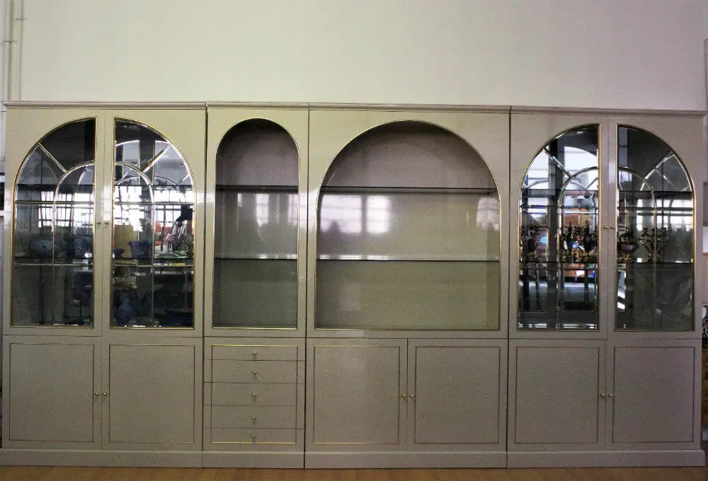 Vetrine laccate in legno, vetro e ottone di Mario Sabot, anni 1970, set di 4