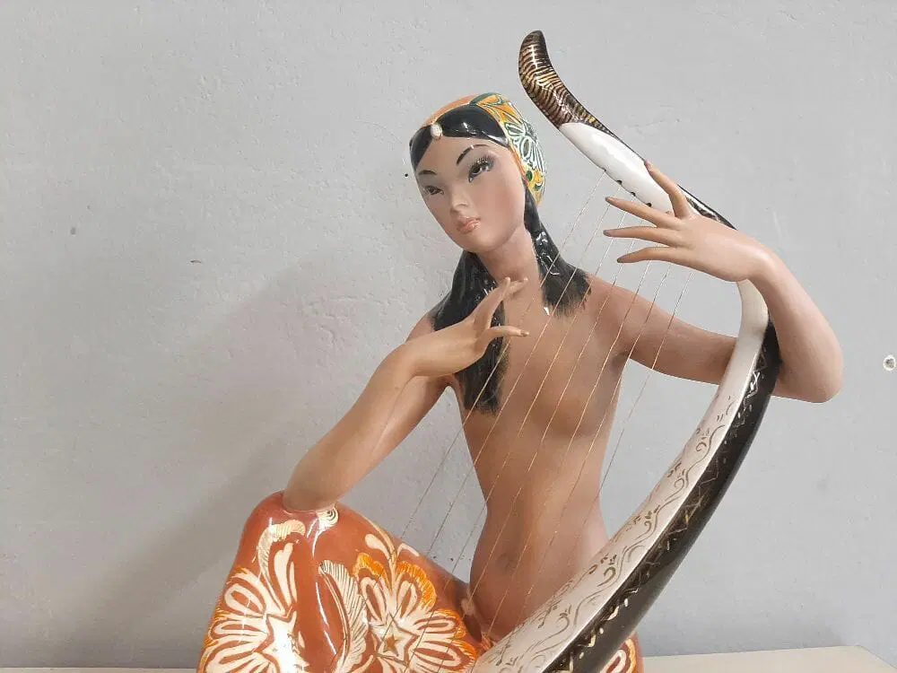 CERAMICA LA DONATELLA “RAMAYAMA” FIGURA DI DONNA INDIANA CON ARPA STILE LENCI - immagine 4