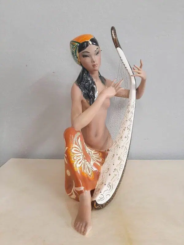 CERAMICA LA DONATELLA “RAMAYAMA” FIGURA DI DONNA INDIANA CON ARPA STILE LENCI - immagine 5