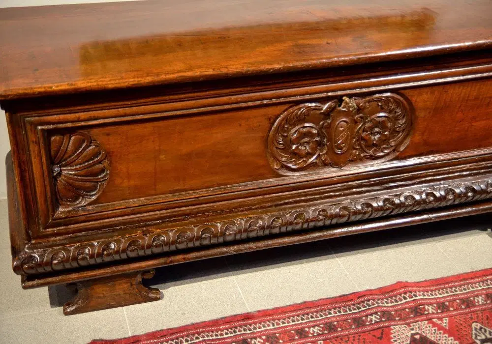 Cassapanca in legno di noce, Nord Italia (Bergamo) Seicento - immagine 2