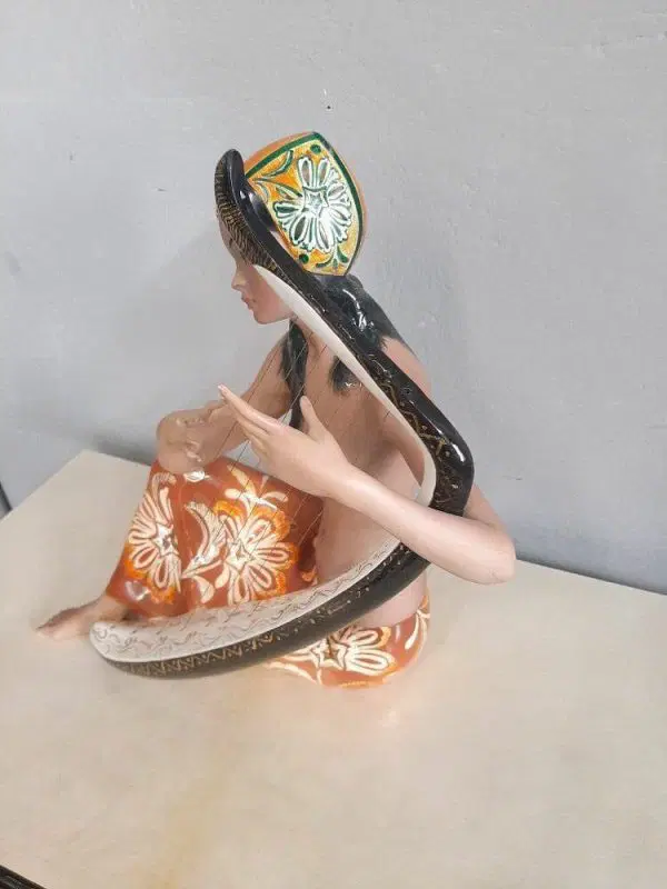 CERAMICA LA DONATELLA “RAMAYAMA” FIGURA DI DONNA INDIANA CON ARPA STILE LENCI - immagine 2