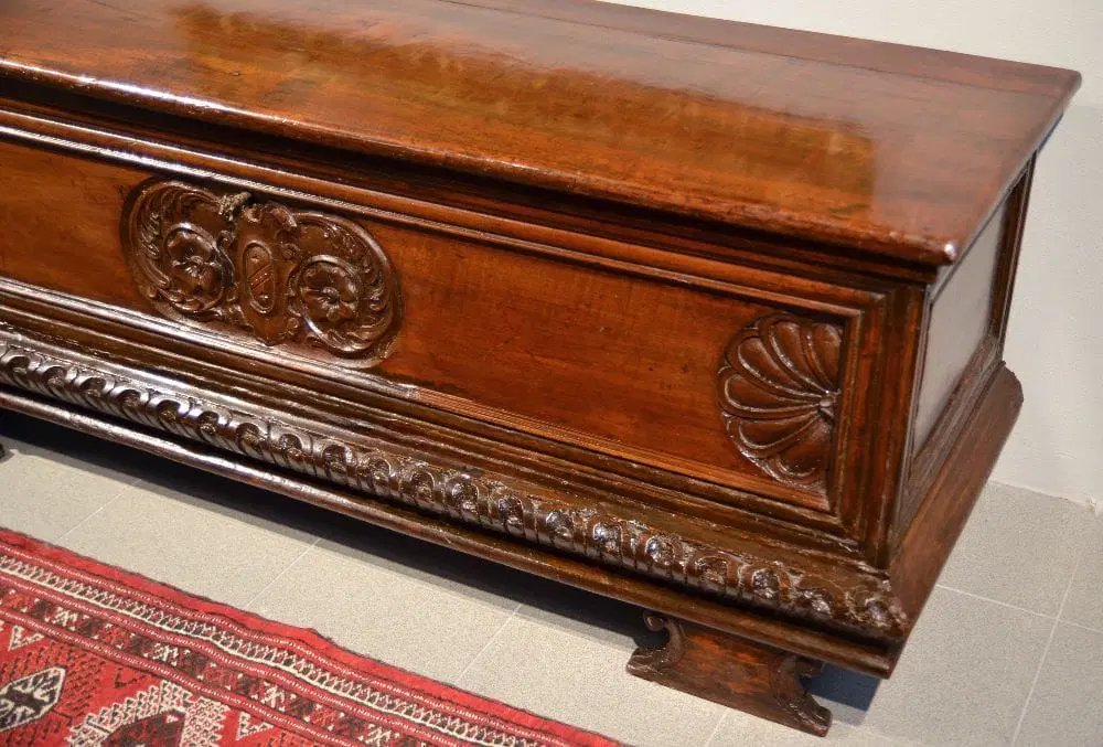 Cassapanca in legno di noce, Nord Italia (Bergamo) Seicento - immagine 3