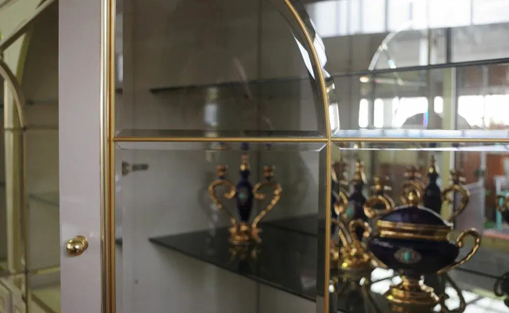 Vetrine laccate in legno, vetro e ottone di Mario Sabot, anni 1970, set di 4 - immagine 4