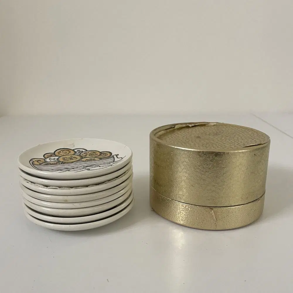 FORNASETTI PIERO, Otto sottobicchieri decoro “Monete” per Banca Unione Milano