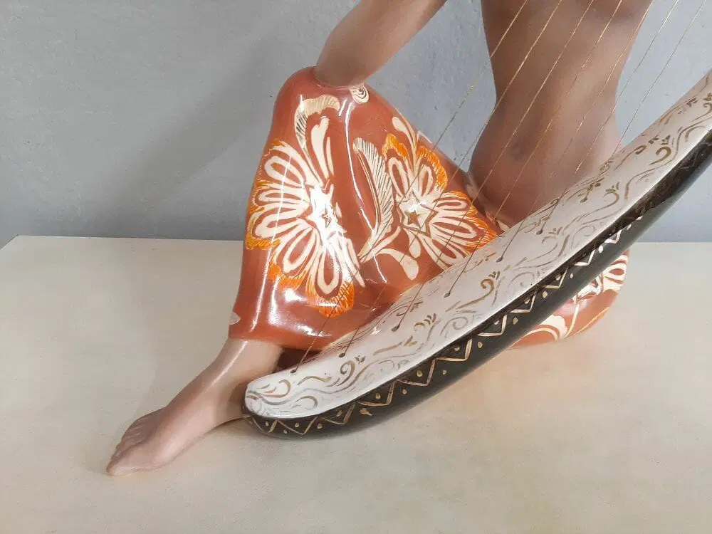 CERAMICA LA DONATELLA “RAMAYAMA” FIGURA DI DONNA INDIANA CON ARPA STILE LENCI - immagine 3