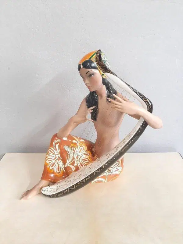 CERAMICA LA DONATELLA “RAMAYAMA” FIGURA DI DONNA INDIANA CON ARPA STILE LENCI