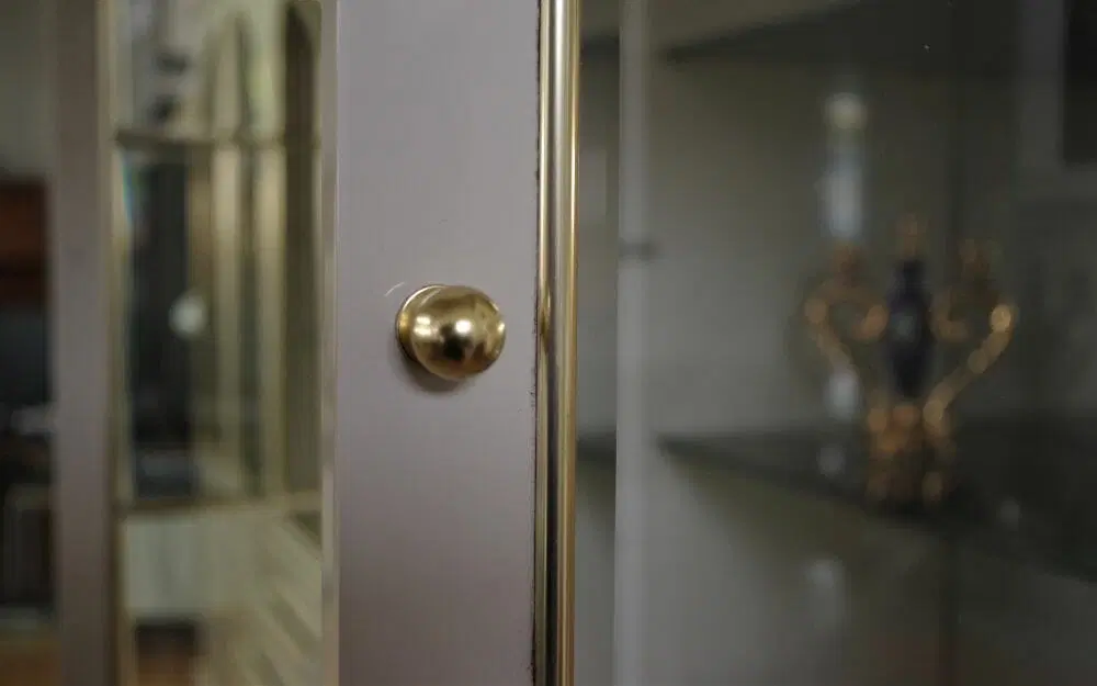 Vetrine laccate in legno, vetro e ottone di Mario Sabot, anni 1970, set di 4 - immagine 5