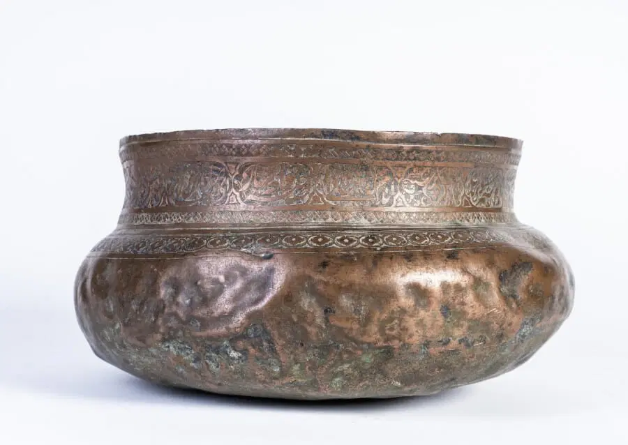 Bacile Safavide in rame stagnato con grafemi islamici – Persia – Impero Safavide (1501-1736) - immagine 2