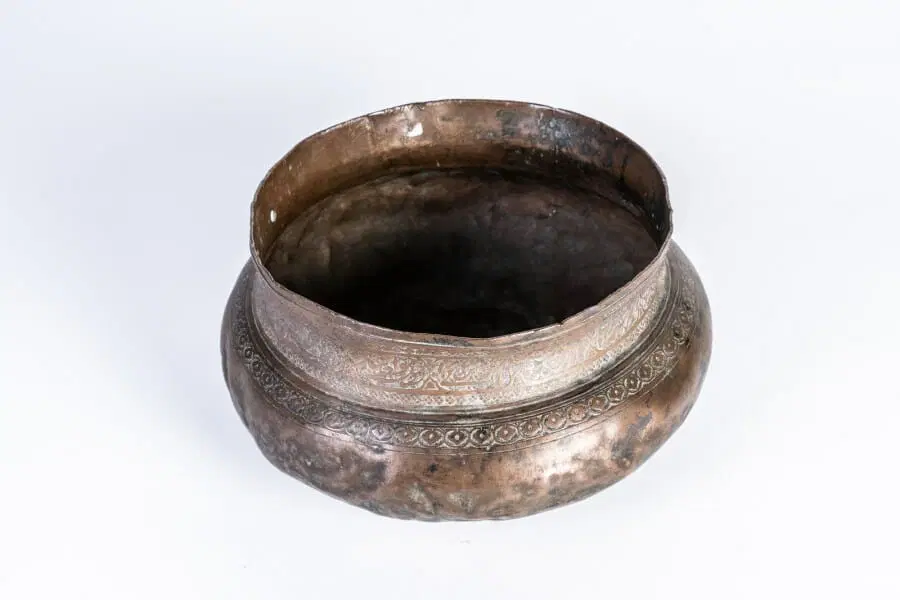 Bacile Safavide in rame stagnato con grafemi islamici – Persia – Impero Safavide (1501-1736) - immagine 3