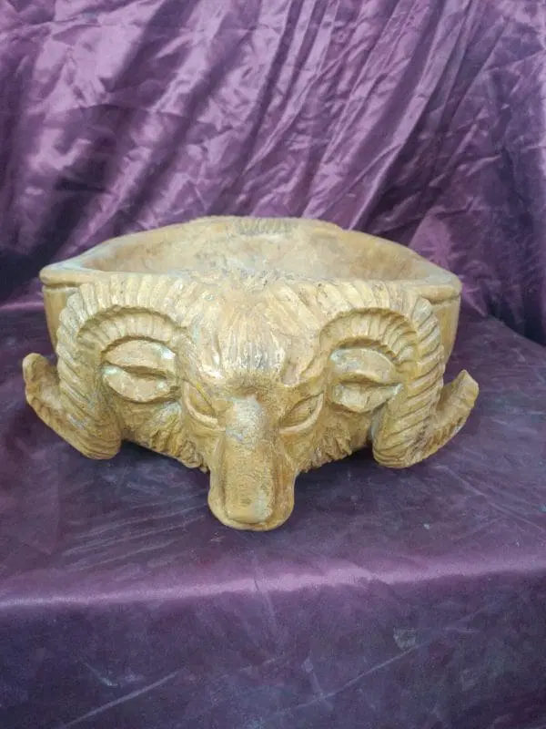 Acquasantiera con arieti laterali in marmo nembro - immagine 2