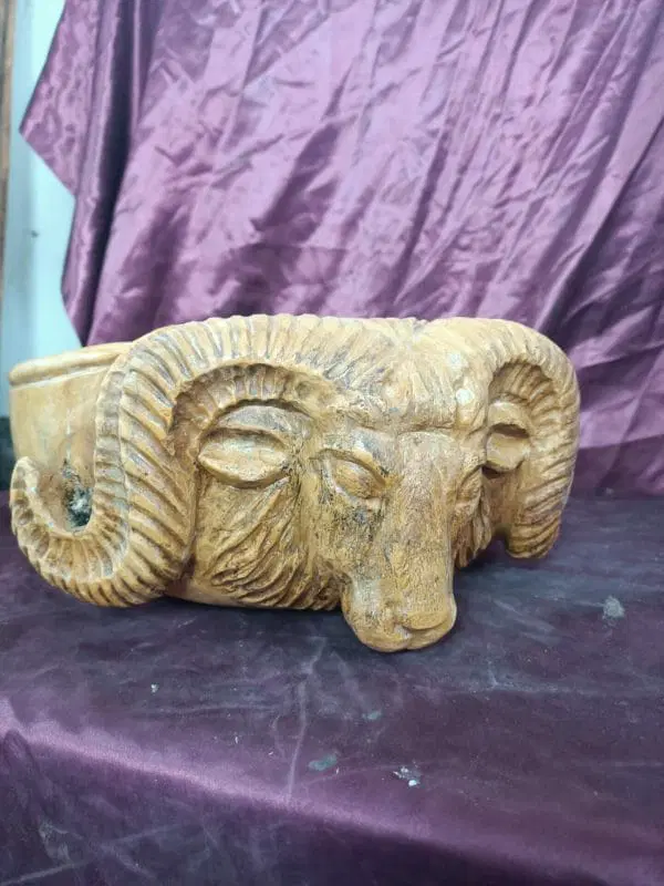 Acquasantiera con arieti laterali in marmo nembro - immagine 3